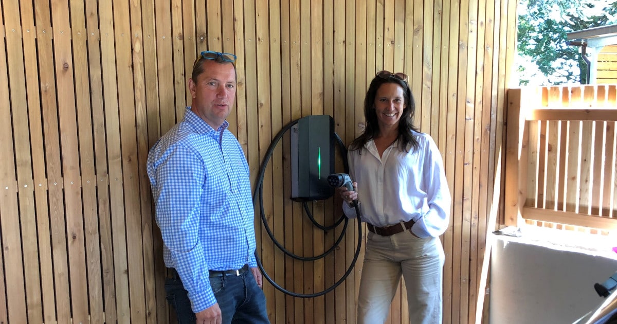 Maria Köstinger und Andreas Göttinger bei der neu installierten Wallbox von Elektroauto-laden.at
